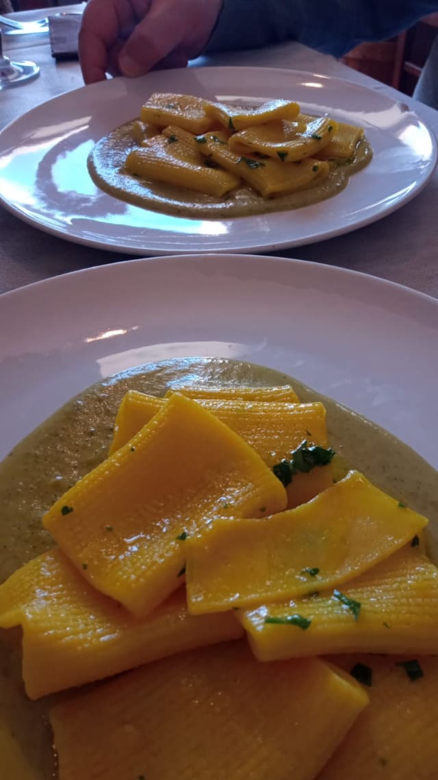 Paccheri aglio, olio e zafferano su crema di zucchine - Le Coccole