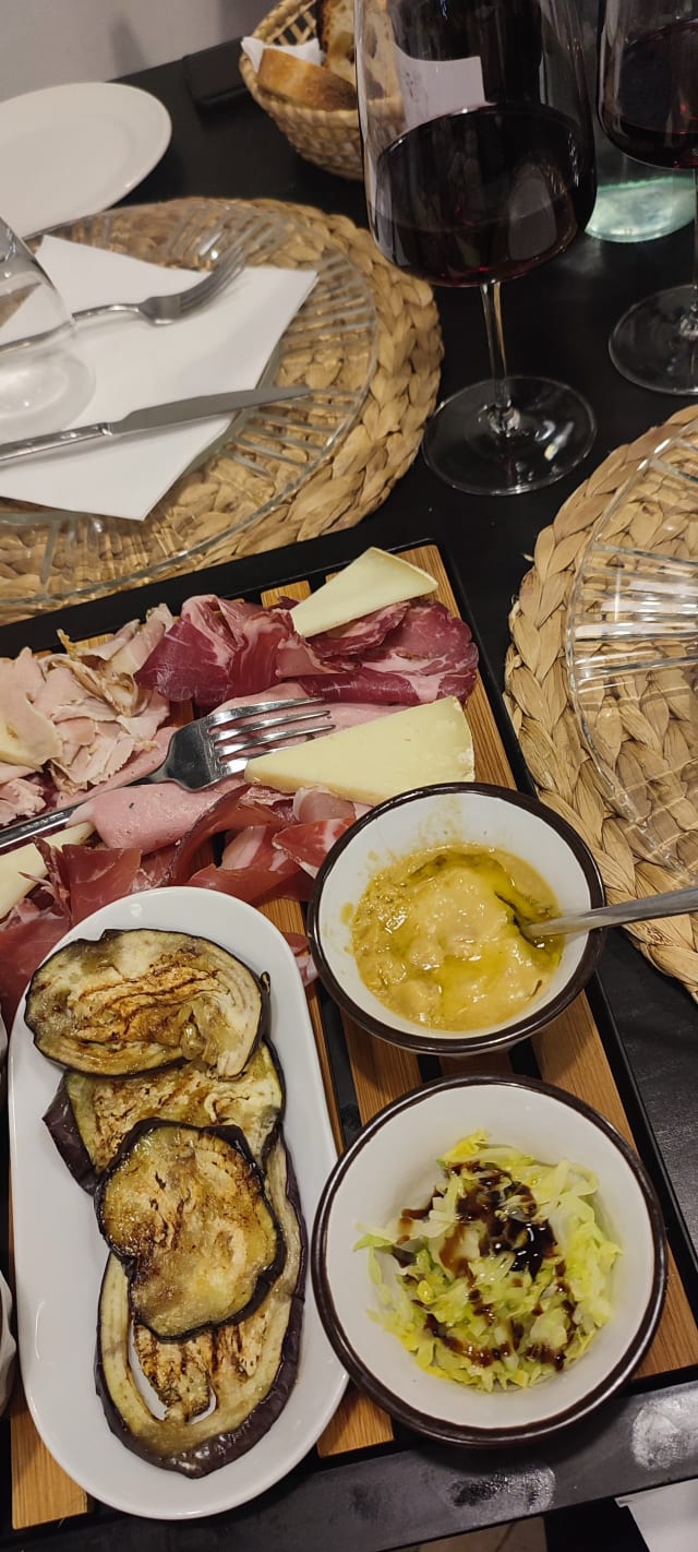 Antipasto della Cueva con pietanze calde stagionali (per 2 persone) - La Cueva, Ariccia