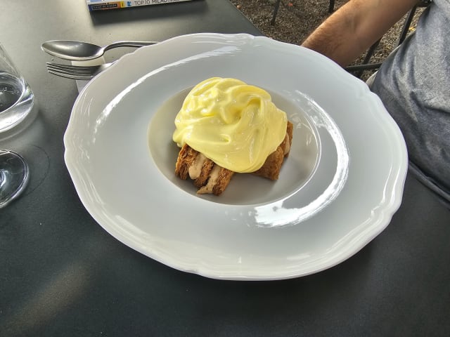 Millefoglie all’amaretto,  spuma di zabaione, gel di litchi - Il Verbano