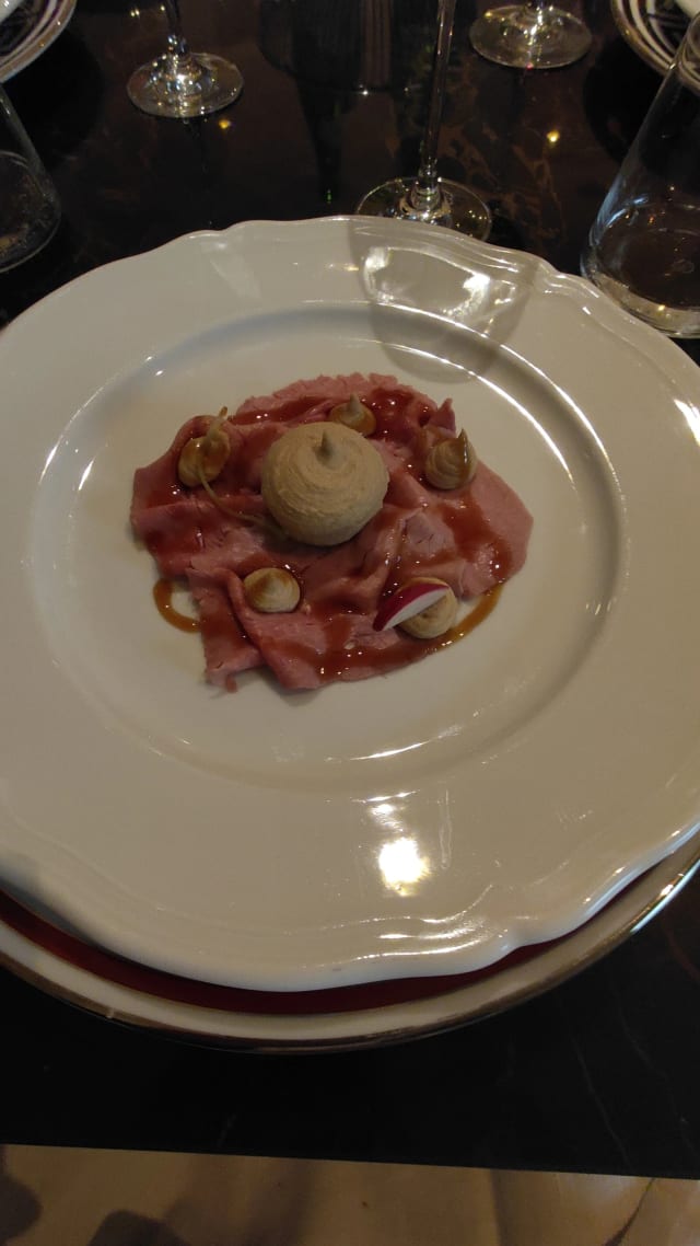 Vitello tonnato, fondo di manzo sedano e ravanello croccanti - Il Verbano