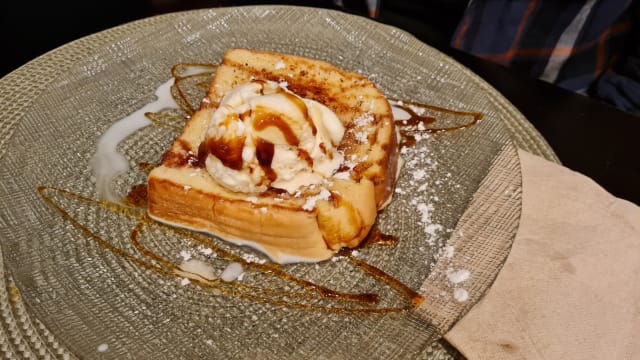  Torrija flambeada con salsa de caramelo  - Palacio de Anglona, Madrid