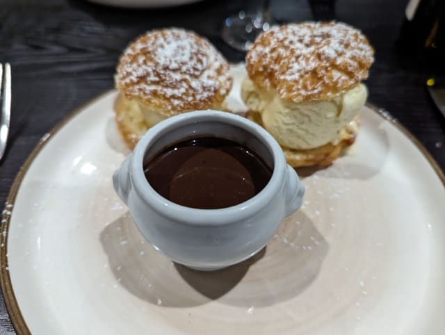 Profiteroles by xiv au craquelin, sauce chocolat - Le Quatorze XIV