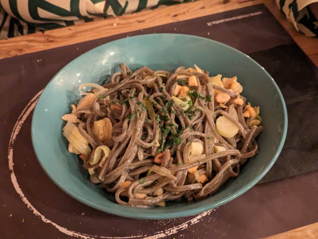 Tagliolini al nero di seppia con capesante,porri e mandorle tostate - Nostrano