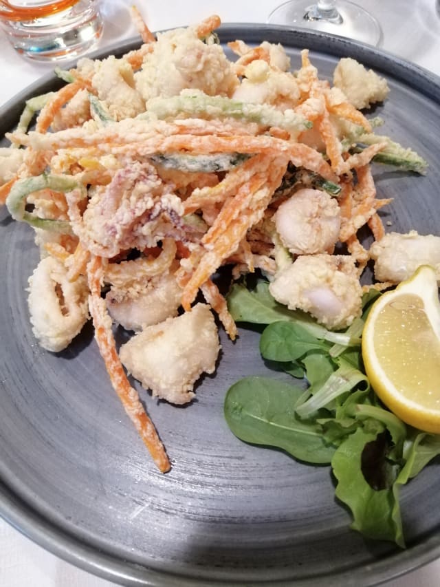 Fritto di calamari, gamberi e verdure - Ristorante I Due Ponti