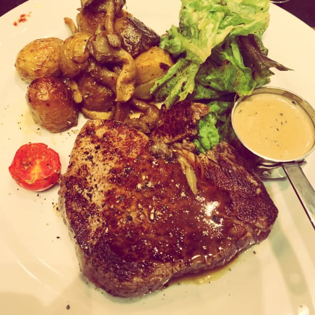 Filet de Boeuf grillé, sauce au poivre, pommes grenaille, pleurotes poêlés. - L'Empreinte, Paris