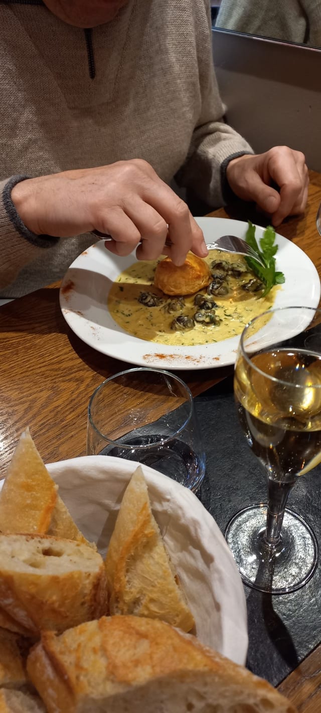 Feuilleté d'escargots de Bourgogne en persillade et sa crème ailée ( à recommander si vous aimiez les escargots) - L'Empreinte, Paris