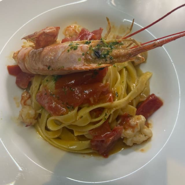 Tagliatelle fatte in casa con  gamberi e rucola  - Buenavista