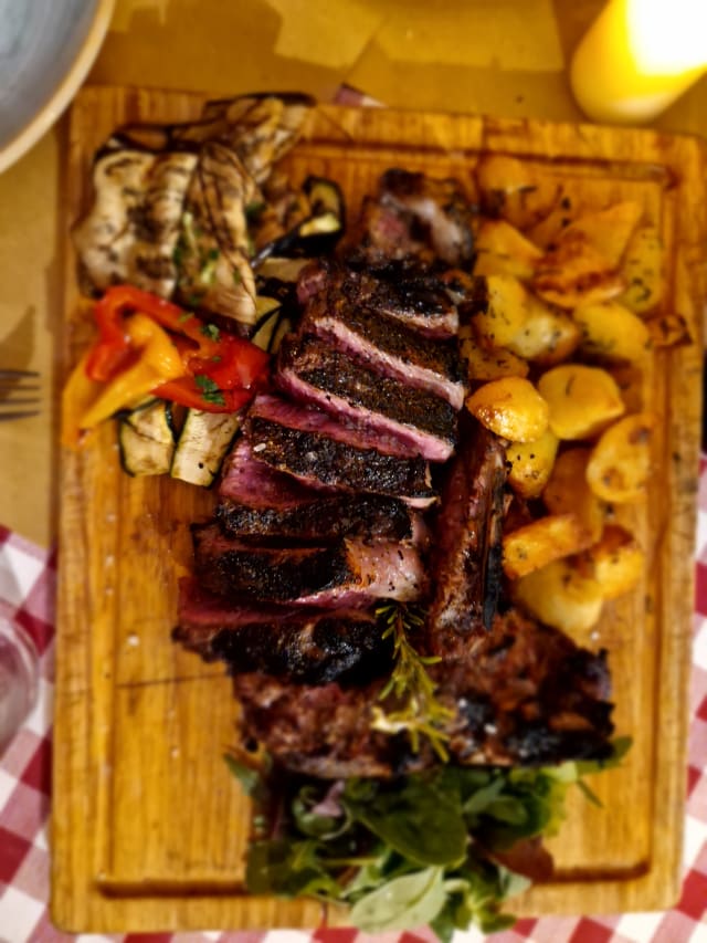 Florentine T-bone steak (min. 1,1 kg Serves 2 people) - Osteria del Proconsolo