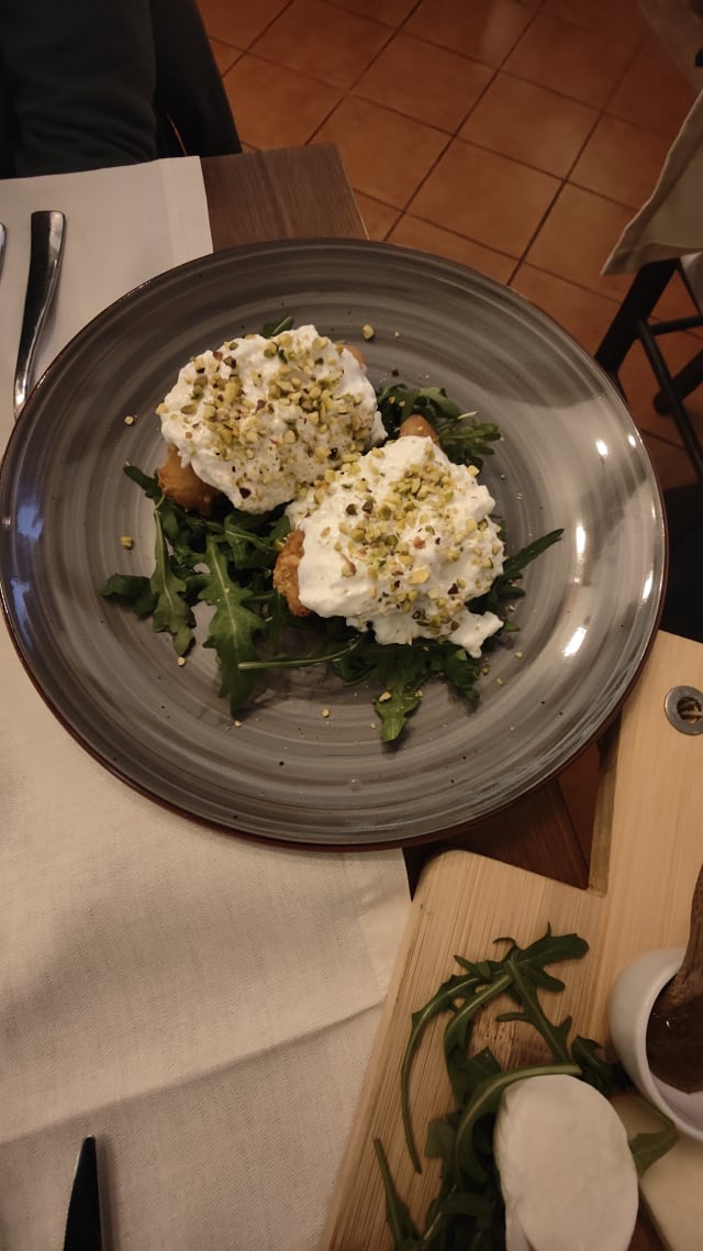 Fiori di zucca pastellati con stracciatella e granella di pistacchio - Be Bistrot