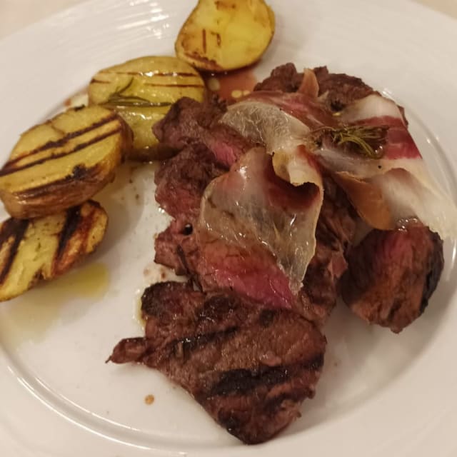 Tagliata di Black Angus con guanciale croccante e patate alla griglia - Ristorante Il Fiore, Città di Castello