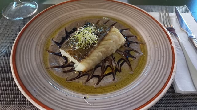 Bacalao con emulsión de aceitunas negras - Taberna Rayuela (Madrid), Madrid