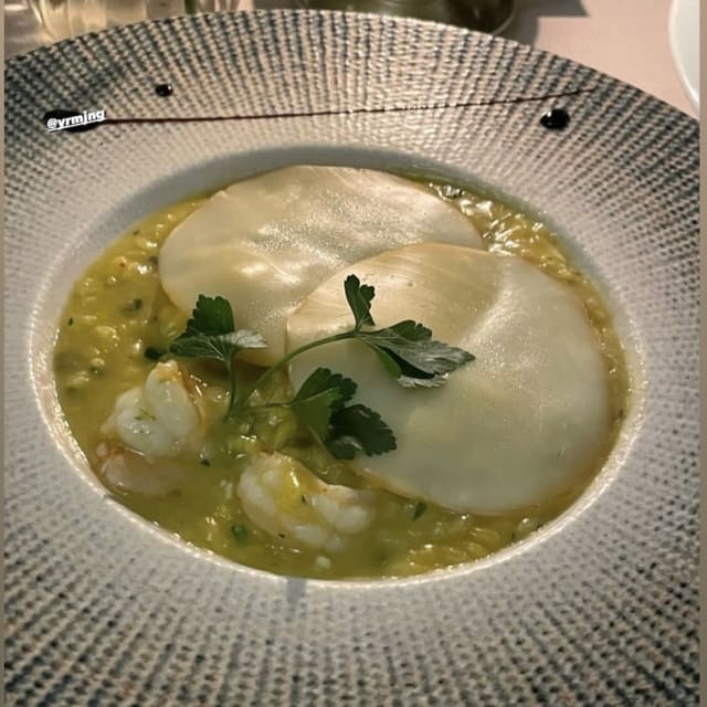 Risotto giallo con asparagi e brie, gamberi e provola affumicata - Oliviero Ristorante dal 1962