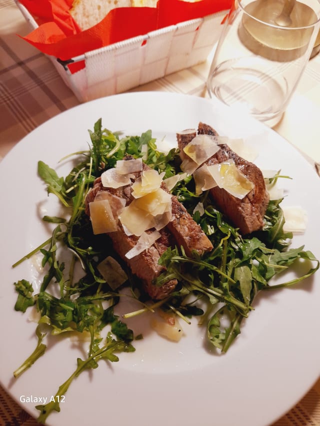 Tagliata di Manzo con Rucola e Scaglie di Grana - Ristorante Pizzeria Il Mulino di Quercegrossa