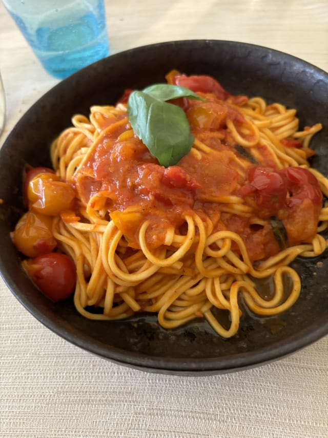 Handmade spaghetti with 3 tomatoes  sauce - Alla Torre de Rossi