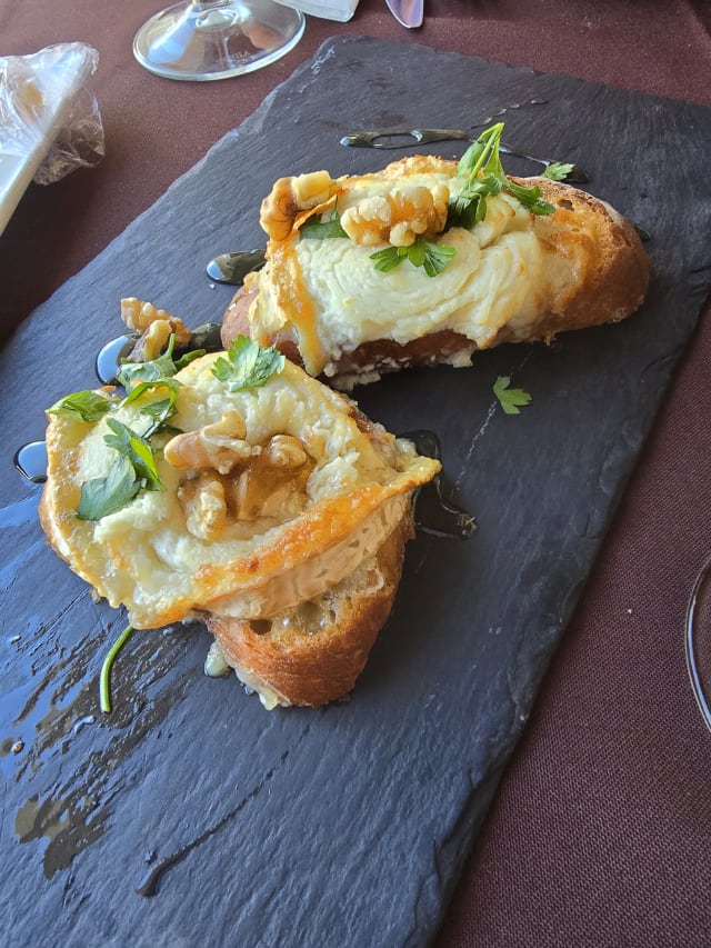 Bruschetta de queijo de cabra / mel / nozes - Taberna 22