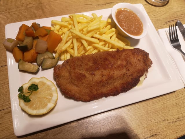 Cordon bleu de porc maison, pommes frites - L'Esparcette