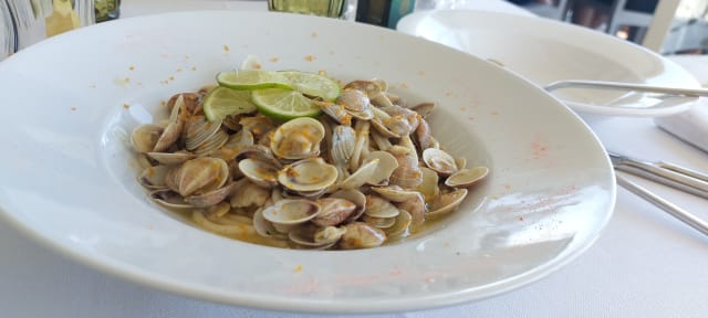 Spaghetti artigianali con vongole al profumo di mojito (vongole, rum, lime, menta, bottarga) - Maresca, Riccione