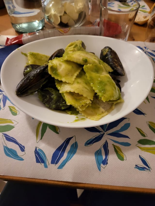 Ravioli di baccalà alla crema di piselli e muscoli - In tù carrùggiu, Genoa