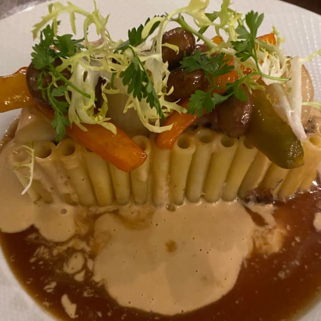 Timbale de queue de bœuf mijotée  et macaronis, sauce « poulette » et légumes à la bourguignonne  - L'Entredgeu, Paris