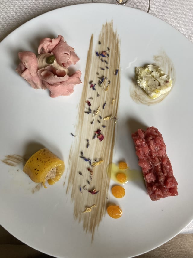 Degustazione Piemonte: Coscia di Fassona cruda battuta al coltello, Roccaverano Dop - Tradizionale vitello tonnato - Peperone al forno ripieno all’Astigiana - San Marco Ristorante