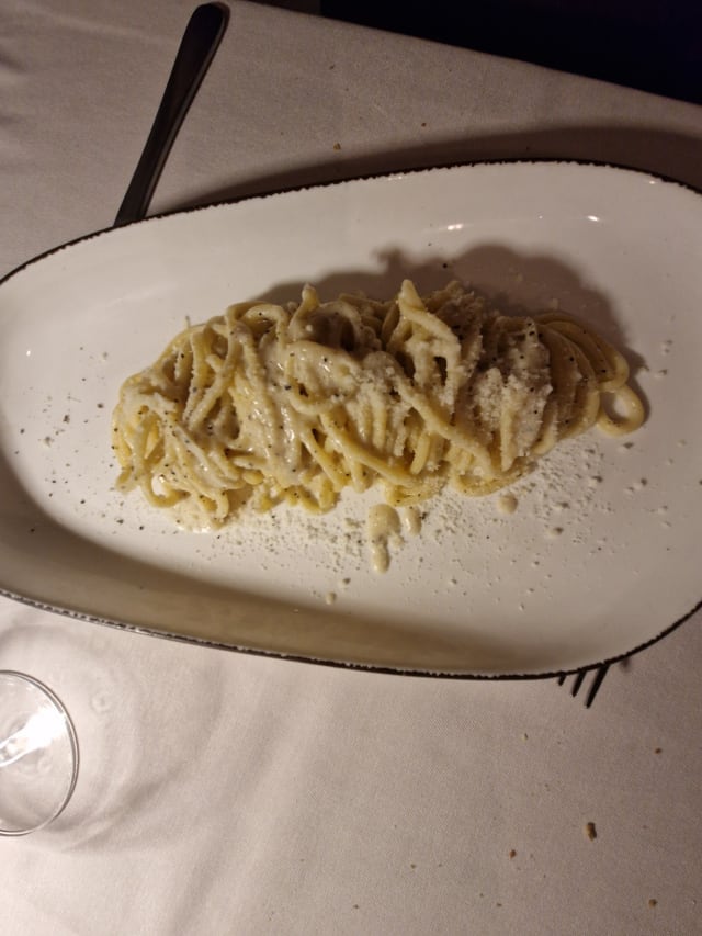 Spaghetti alla carbonara con uova di galline allevate a terra, guanciale di amatrice, pepe e pecorino buccianera - Le Terrazze al Colosseo