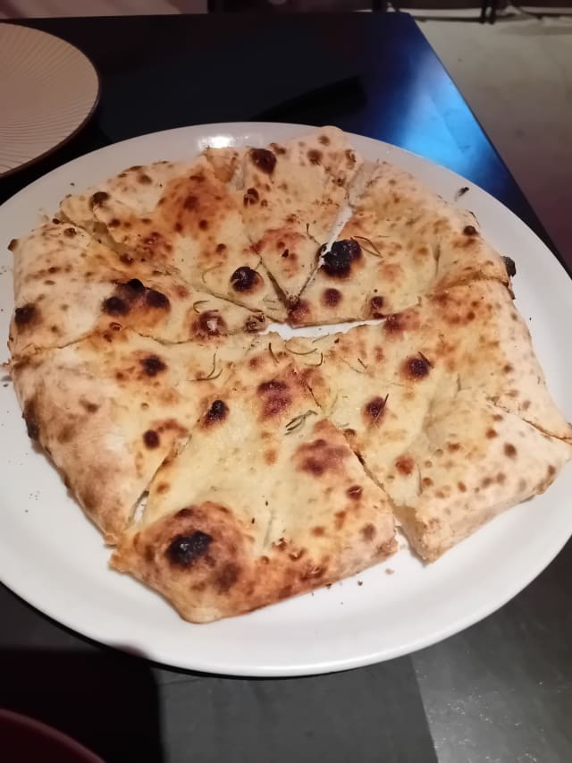 Olivas de sicilia y pan guttiau - Trafalgar Pizza Club, Barcelona