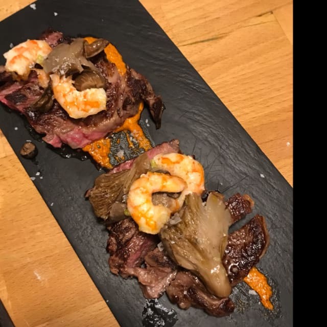 Entrecot de ternera con langostinos, setas y salsa romescu - Restobar Gema Penalva