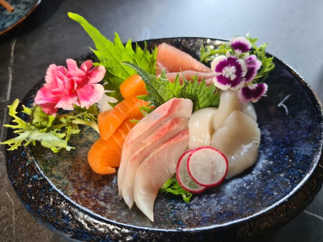 Sashimi Mix (12 Pcs) - Akaito, Rhoon