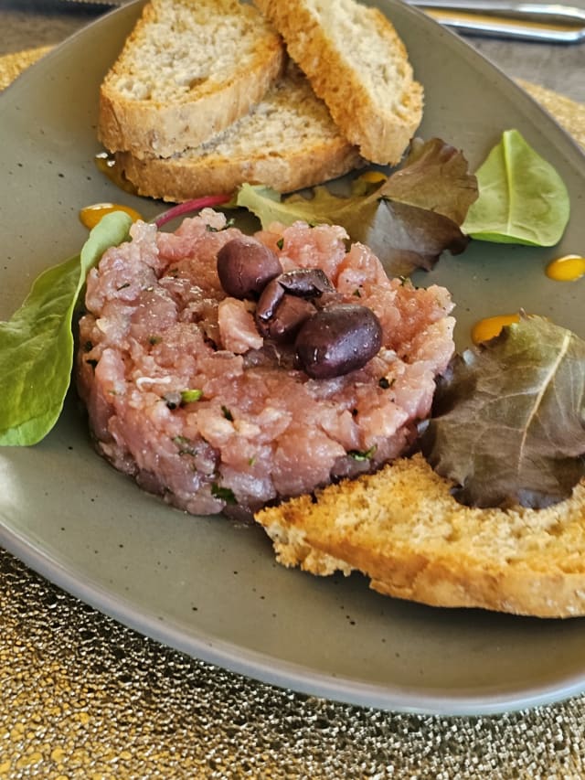 Tartare di Tonno con Crostini e Salsa Passion Fruit - 4 Stagioni, Trento