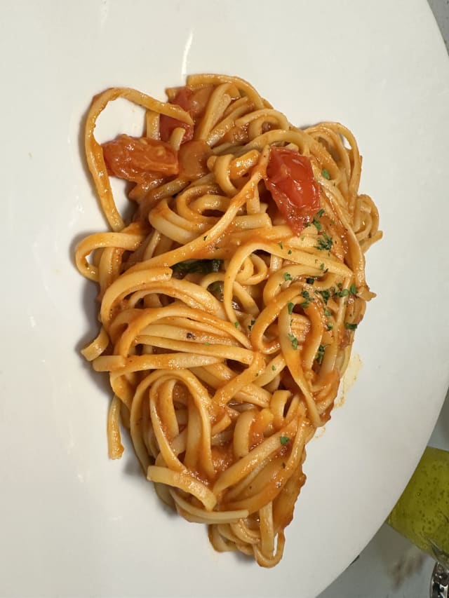 Linguine alla Calabrese Pizzico di Peperoncino. Aglio e Pomodorini - 4 Stagioni, Trento