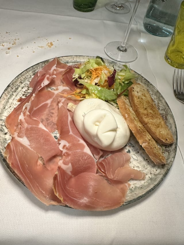 Burrata Fresca con Misticanza. Crostini. Crudo di Parma 18 Mesi - 4 Stagioni, Trento