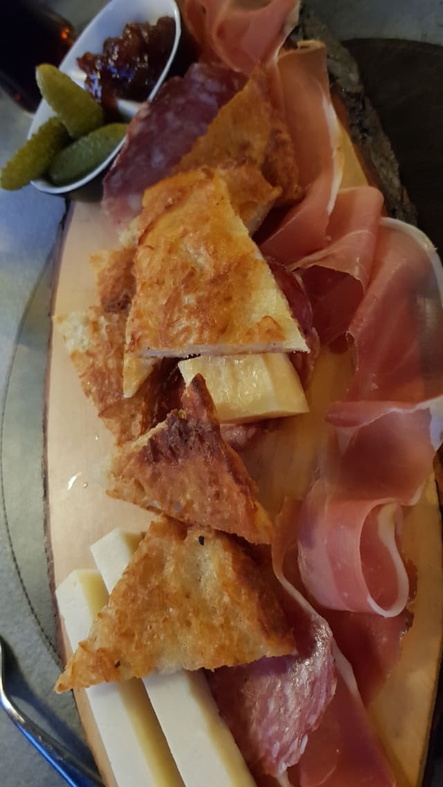 Tortel di Patate con Speck. Salame Nostrano e Asiago - 4 Stagioni, Trento