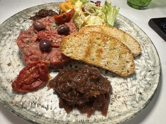 Tartare di Manzo con Crostini e Mostarda di Cipolla Rossa - 4 Stagioni