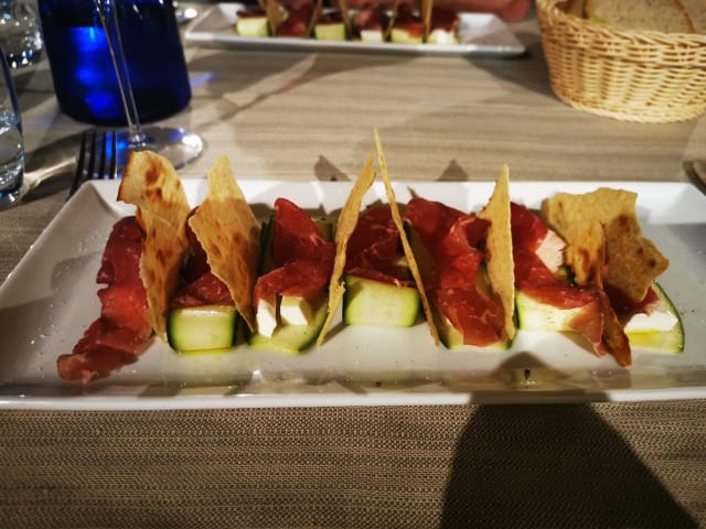 Controfiletto di manzo stagionato e affumicato su carpaccio di zucchine, primo sale e punte di pane carasau - La Dispensa di Pomarance