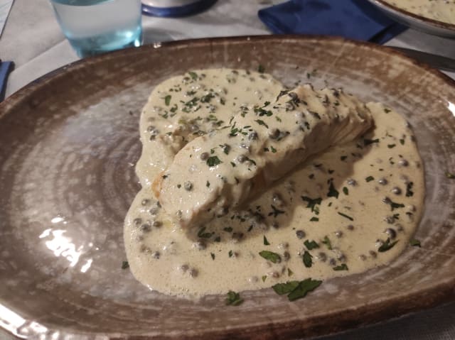 Trancio di salmone Norvegese al pepe verde e salsa bianca - Taverna di mare