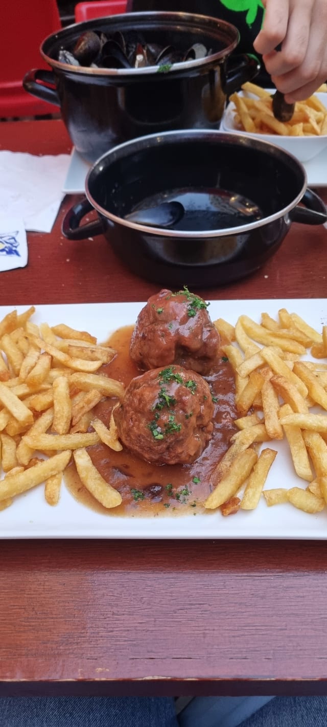 Meatballs with tomato sauce and Belgian fries - Big Mama