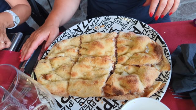 calzone prosciutto cotto e mozzarella - Burger Pizza, Rome