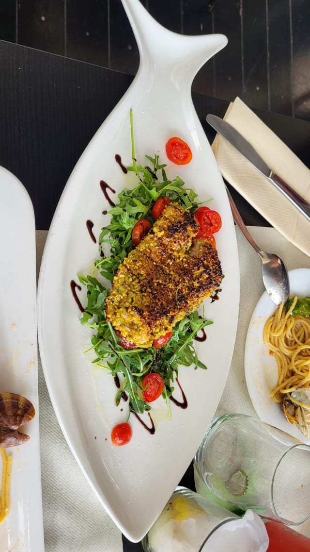 Salmone Al Pistacchio Su Letto Di Rucola E Pomodorini - Vanilla Wine&Restaurant, Castellammare Di Stabia