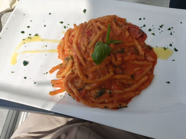 Fusillo All'amatriciana Rivisitato Con Guanciale, Cipolla Rossa, Pomodoro, Crema Di Peperoni E Scaglie Di Grana - Vanilla Wine&Restaurant, Castellammare Di Stabia