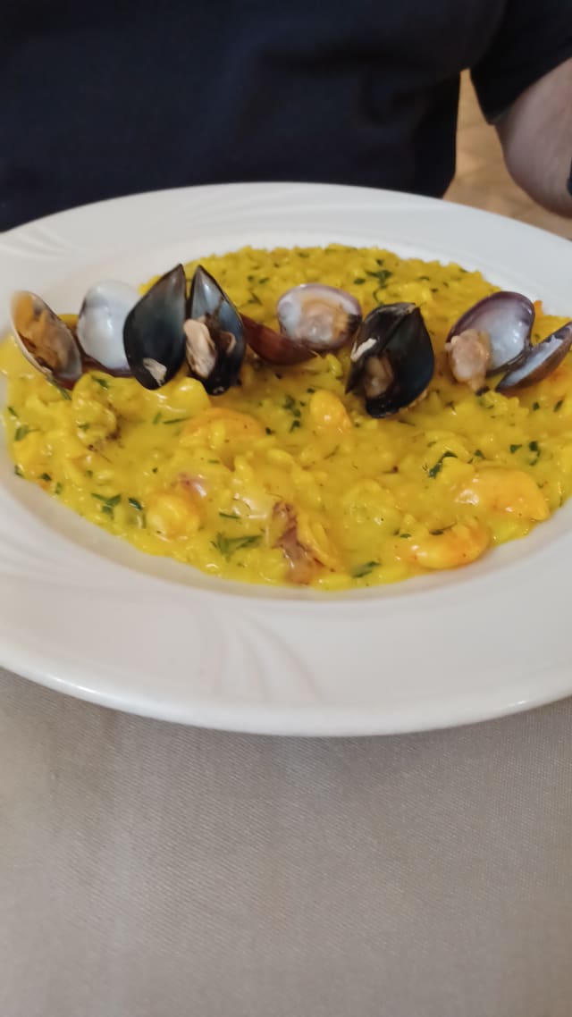 Risotto zafferanno ai frutti di mare - Acqua e Sale, Ravenna