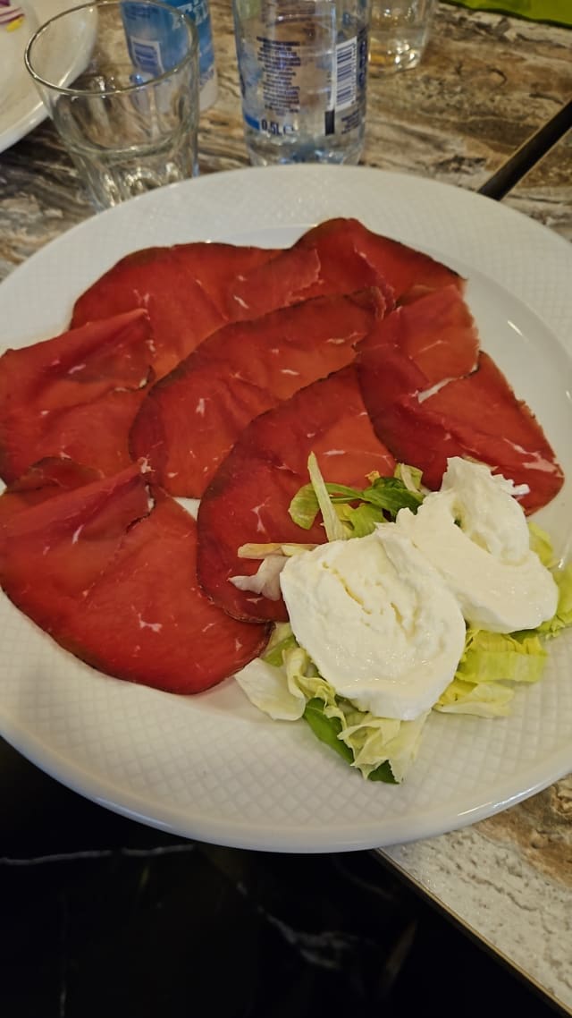 Bresaola della valtellina igp con rucola, pomodorini e grana - Fx