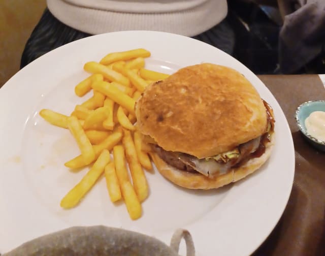 Hambuger- 150g di manzo piemontese, scamorza affumicata, zucchine grigliate e salsa BBQ - Fx