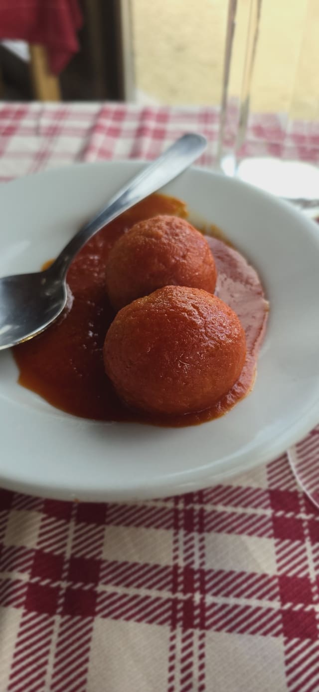 Pallotte cacio e uova con sughetto al pomodoro - Le Scuderie del Peschio