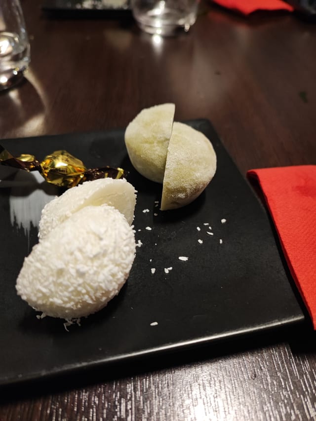 Mochi gelato cocco e teverde - Sento Ramen, Milan