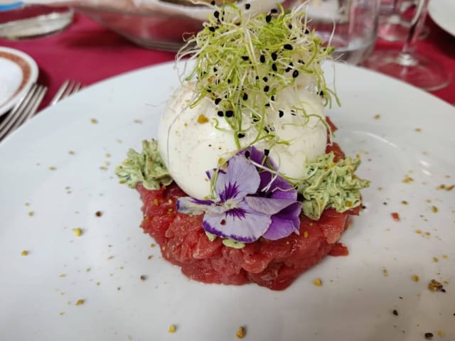 Battuta di manzo al coltello con burrata campana, granella di pistacchi  e mousse al basilico - Ristorante L'Armonica, Tradate