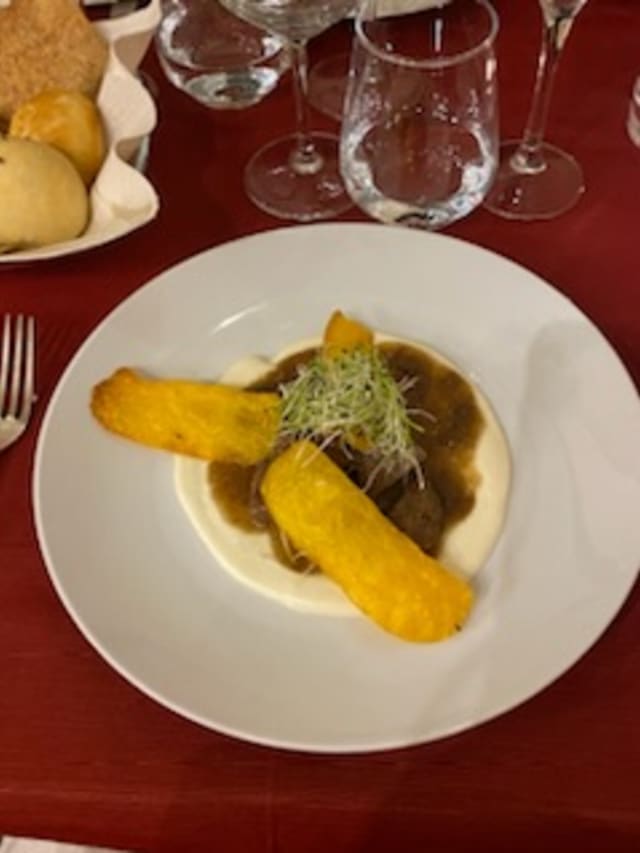 Cubi di brasato all’Aglianico con polenta fritta su crema di pecorino - Ristorante L'Armonica, Tradate