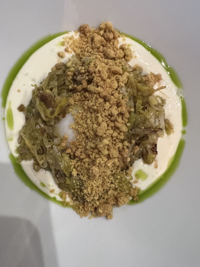 Uovo pochè, fonduta di fontina, porri e crumble salato - Cek