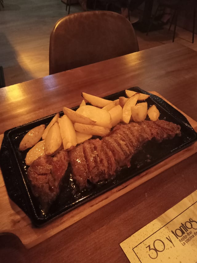 Entrecot de ternera trinchado con sus patatas y salsa a la pimienta o boletus - 30 y Tantos