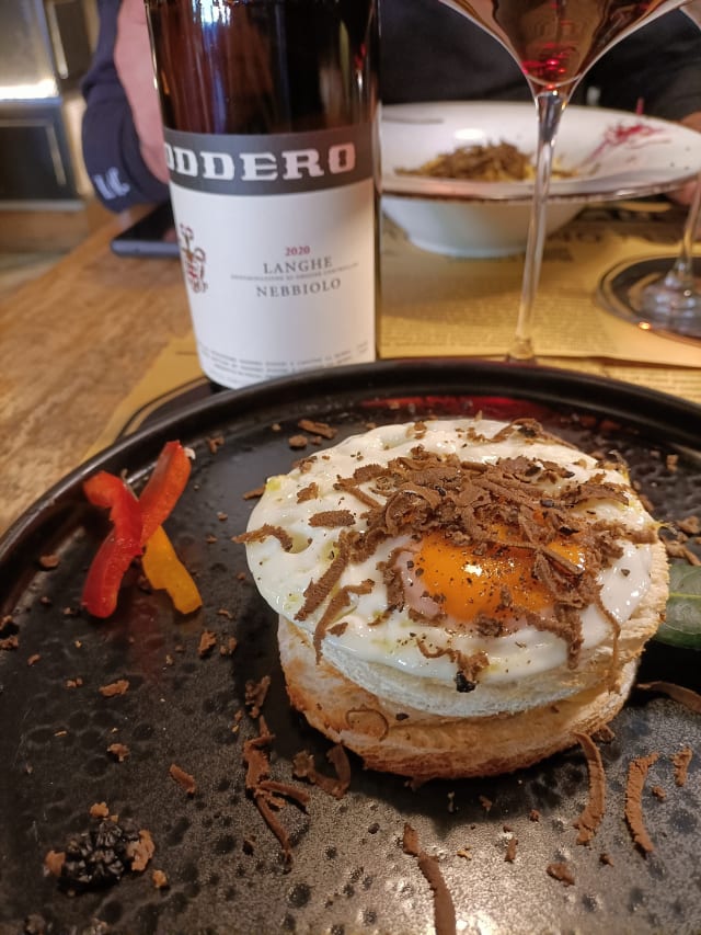 Medaglione con scamorza fusa e uovo al tartufo - Seven Restaurant Cafè