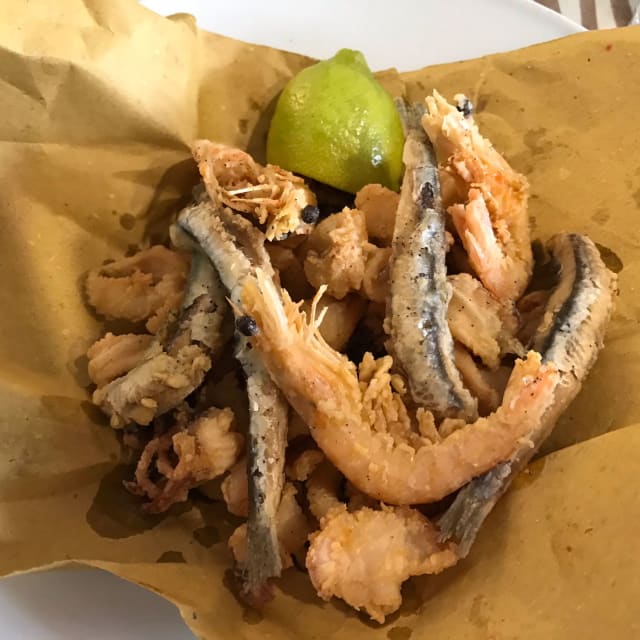 cuoppo di pesce gamberi calamari e alici - Ristorante Da Vincenzo dal 1956